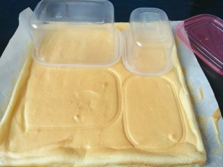 13、火龙果盒子蛋糕,蛋糕胚烤好后取出放凉用盒子印出大小