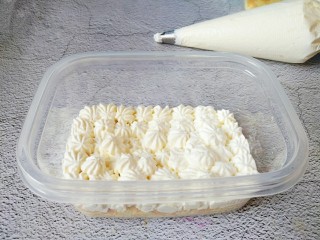 15、火龙果盒子蛋糕,上面挤一层淡奶油