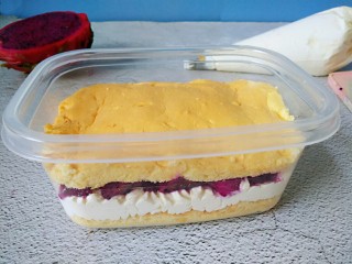 16、火龙果盒子蛋糕,入火龙果，再加一层蛋糕片