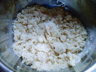 2、蛋黄酥,用筷子搅成絮状，再揉成面团，放在旁边盖上保鲜膜备用。