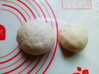 5、蛋黄酥,油酥和油皮全部做好了，盖上保鲜膜松弛15分钟。