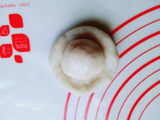 6、蛋黄酥,把做好的油皮和油酥各分成5份，酥一小块油皮，包上油酥，户口手法包起来，收口朝下，依次完成。