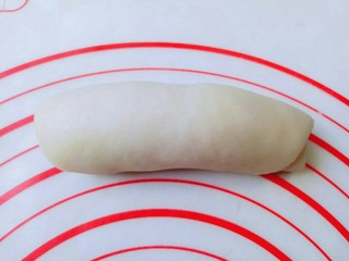 9、蛋黄酥,把擀好的长舌状从上往下卷起来，依次把面团做完。