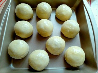 15、蛋黄酥,全部包的蛋黄酥，放入烤盘，刷上一层蛋液，可以反复多刷几遍。(我烤盘是不粘的，如果家里的不是这种，要铺上一张油纸)