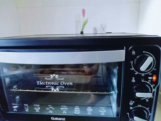 17、蛋黄酥,入烤箱中层，180度烤25分钟，(根据自己家烤箱性能另定温度及时间。)