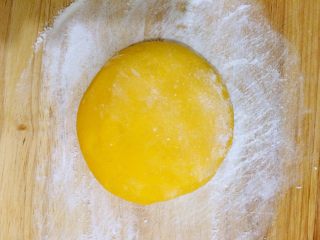 7、南瓜馒头,发酵好的面团反复揉，排干净气体