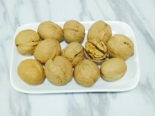 1、琥珀核桃仁,准备生核桃