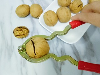 2、琥珀核桃仁,用工具把核桃夹裂