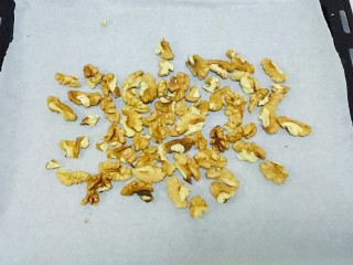 4、琥珀核桃仁,烤盘铺一层油纸，核桃仁倒在烤盘上