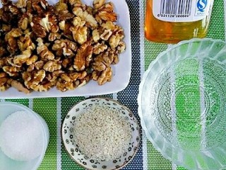 6、琥珀核桃仁,准备好所有的材料。