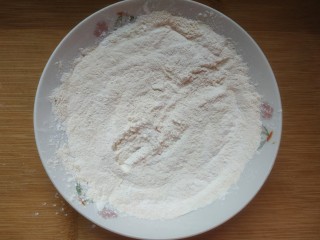 6、水果馅雪媚娘,盘子里放入适量糯米粉，用微波炉加热4分钟成黄色备用