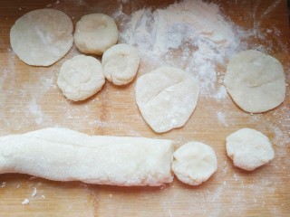 9、水果馅雪媚娘,揉面，揪成自己想要的大小的剂子，擀成皮