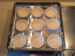 1、不输老爷爷家de全蛋蛋挞,准备冷冻葡式蛋挞皮。这种很好用呢，开酥效果也棒。