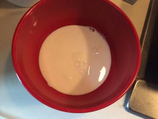 2、不输老爷爷家de全蛋蛋挞,加入100克牛奶。