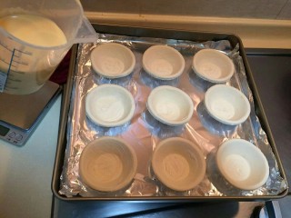 9、不输老爷爷家de全蛋蛋挞,倒入量杯中比较好操作。