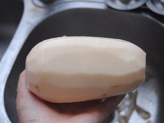 2、酸辣藕片,去皮