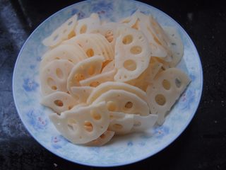 4、酸辣藕片,莲藕切薄片，过一遍水去掉多余的淀粉