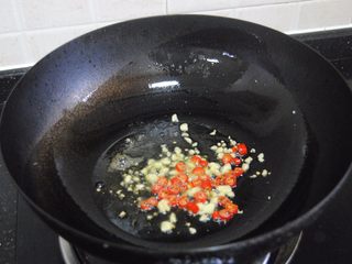 8、酸辣藕片,爆香辣椒和蒜末