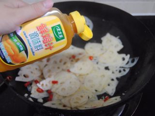 10、酸辣藕片,加入少许鸡精，糖