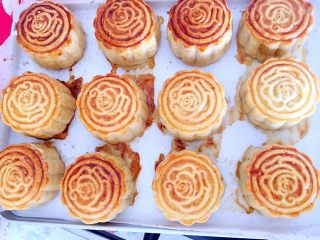 11、广式绿豆沙蛋黄月饼+#中秋食饼记#,出炉喽……