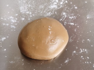 4、宅家自制珍珠奶茶,将面团揉匀。要是面团里面有没搅匀的面疙瘩，就多揉一会儿。