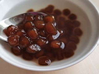 10、宅家自制珍珠奶茶,捞出放入冷水中。