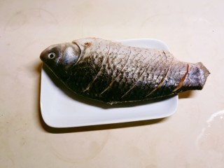 1、剁椒鲫鱼,鲫鱼收拾干净 表面划几刀易于入味