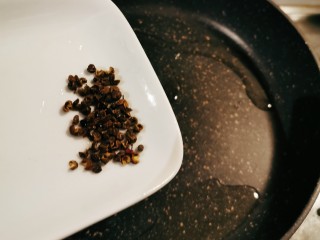 7、剁椒鲫鱼,起油锅 放入一汤匙花椒 加热