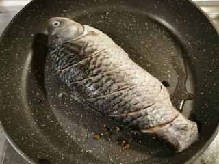 8、剁椒鲫鱼,放入鲫鱼 煎制