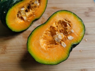 2、南瓜布丁,南瓜洗净切开取出南瓜籽。