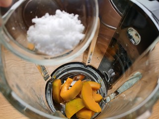 7、南瓜布丁,加入白糖。白糖的用量可根据自己的喜欢添加。