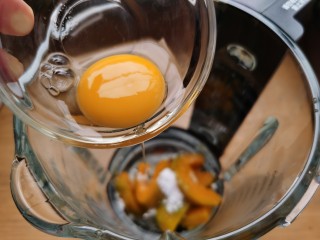 8、南瓜布丁,打入两个鸡蛋。