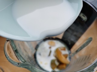 9、南瓜布丁,倒入牛奶。