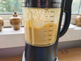 10、南瓜布丁,搅打成细腻的南瓜糊。要是料理机打的南瓜糊不是很细腻，记得将南瓜糊过筛再蒸。