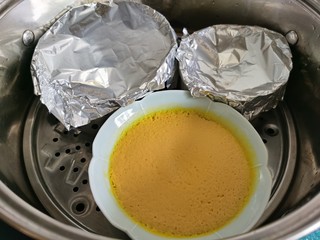 14、南瓜布丁,放入蒸锅蒸制大约8—10分钟就可以了。根据个人喜欢直接热着吃或放入冰箱冷藏后再吃都非常美味。