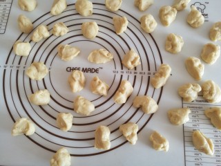 5、红豆沙小餐包,分成大概每个10克的小面团