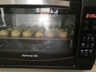 10、红豆沙小餐包,放入烤箱。170度，25分钟即可