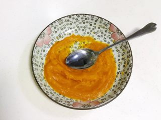 2、玉兔烧果子,南瓜去皮切薄片，入微波炉加热3分钟至熟，捣成泥。