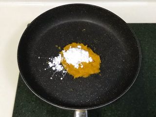 4、玉兔烧果子,加入玉米淀粉翻炒，帮助南瓜馅最后成型。