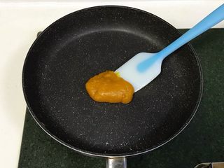 5、玉兔烧果子,翻炒至南瓜泥成团，不粘锅底不粘刮板即可，南瓜馅就制作好了。