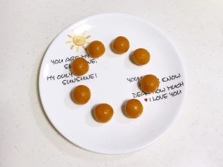 6、玉兔烧果子,稍放凉后均分成8份。