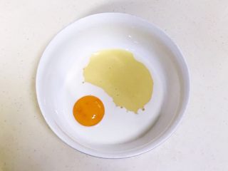 8、玉兔烧果子,炼乳、牛奶和蛋黄一起搅拌均匀。