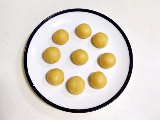11、玉兔烧果子,面团冷藏好后取出，先预留一个8克小面团做玉兔耳朵，其余再分成8等份。
