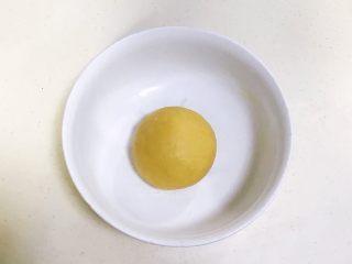 10、玉兔烧果子,用手揉成光滑的面团，盖上保鲜膜入冰箱冷藏30分钟。