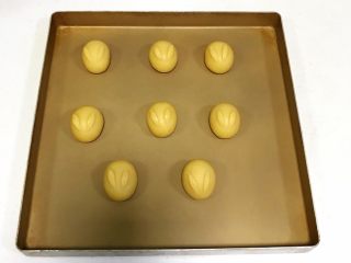 13、玉兔烧果子,8克面团分出每个约0.5克小面团，双手搓成长椭圆状，依次给粘上。