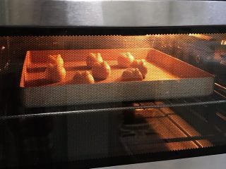 14、玉兔烧果子,入预热好的烤箱中，上下火160度约烤13分钟。