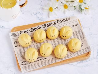 15、玉兔烧果子,出炉放凉，用黑色食用色素笔画上玉兔的眼睛和嘴巴，粉色色素笔画上可爱的腮红。