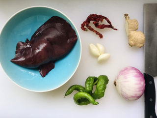 1、洋葱炒猪肝,所有用到的食材都在这里了;