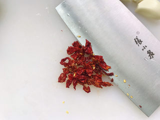 3、洋葱炒猪肝,干红椒切碎;