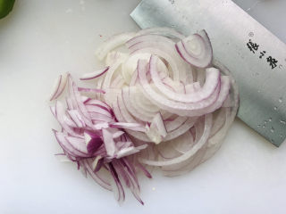 4、洋葱炒猪肝,洋葱切丝;